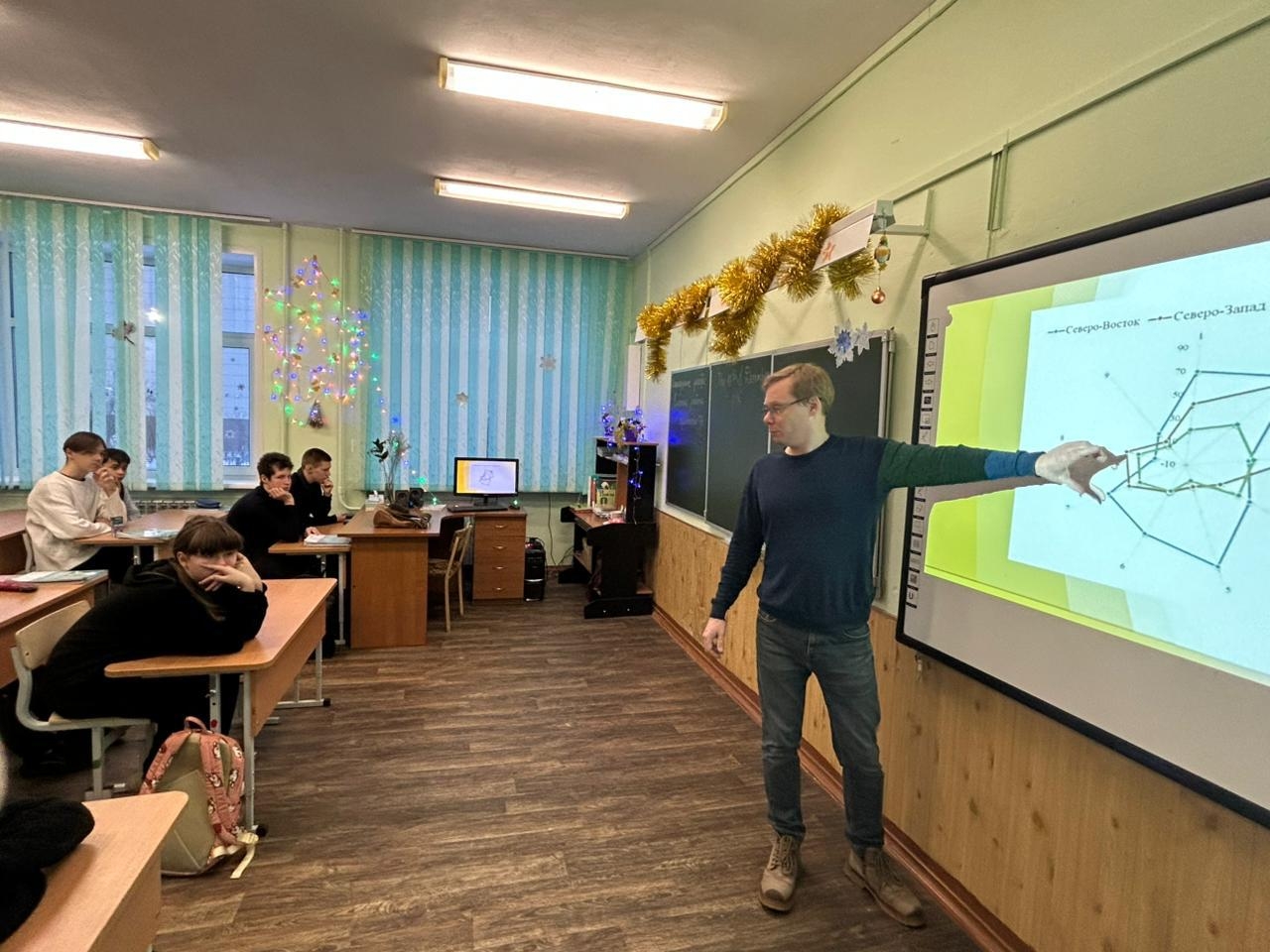 В магаданской средней образовательной школе № 7 для учеников восьмых и пятых классов прошла лекция старшего научного сотрудника Сергея Вдовенко о воздействии токсичных веществ, содержащихся в элект...