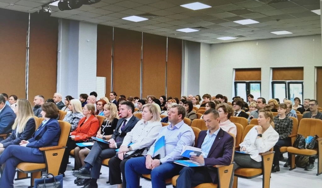 9 июня сотрудники Центра посетили коммуникационную сессию Отделения по Магаданской области Дальневосточного главного управления Центрального банка Российской Федерации по разъяснению денежно-кредит...